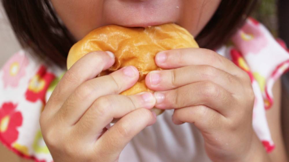 パンを食べる子ども