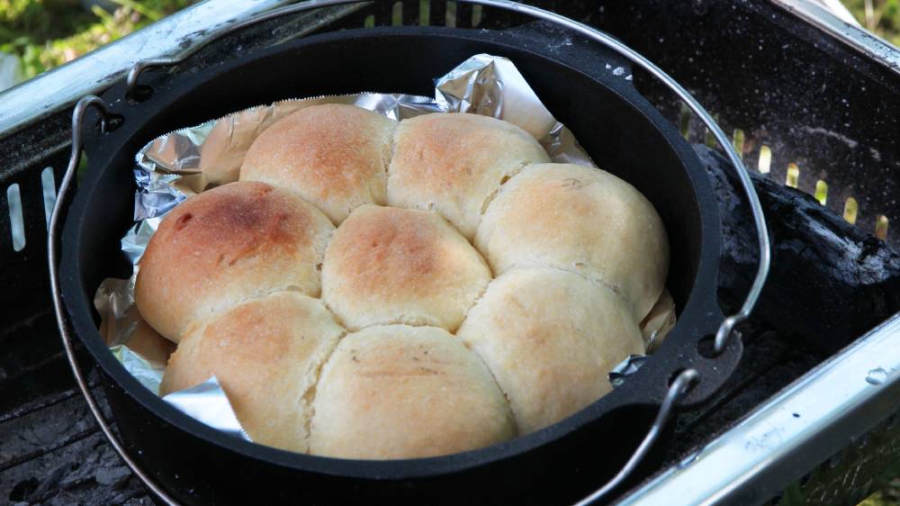 ダッチオーブンで焼いたパン