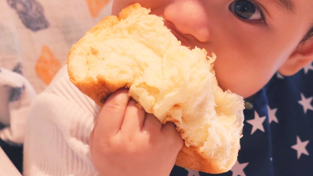 パンを食べる赤ちゃん