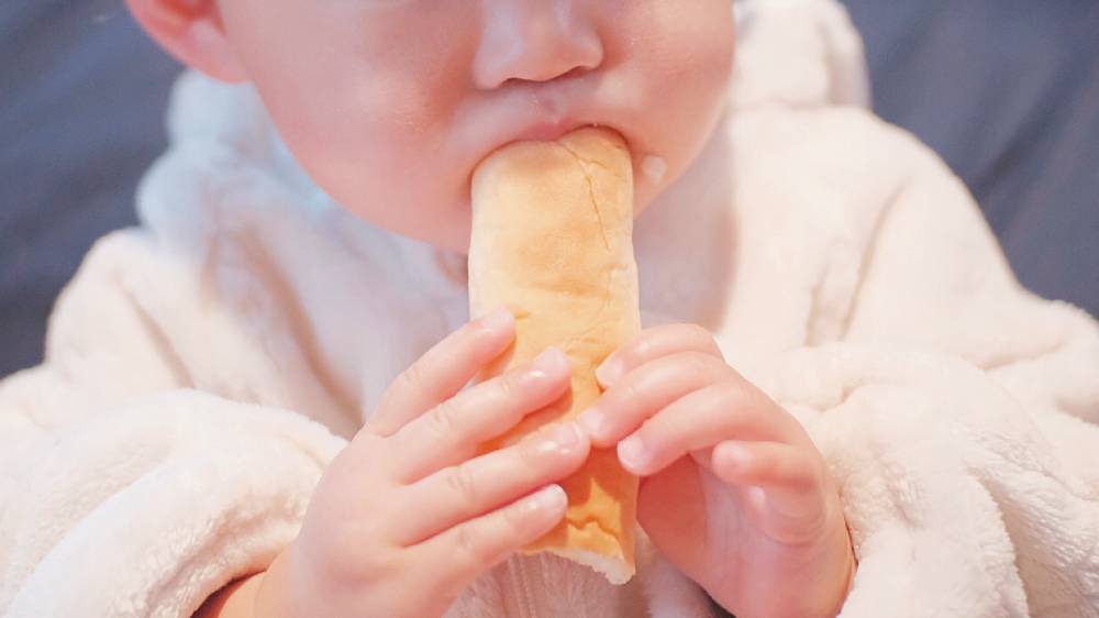 パンを食べる赤ちゃん